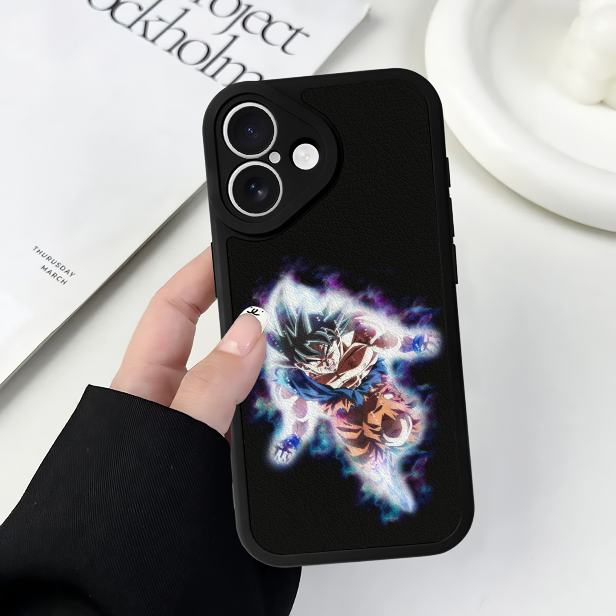 （画像用） ドラゴンボール 孫悟空（そん ごくう）Son Goku カカロット DRAGON BALL Kakarotto 【iPhone 16シリーズ対応】シリコンスマホケース（レザー調） 材質：シリコン